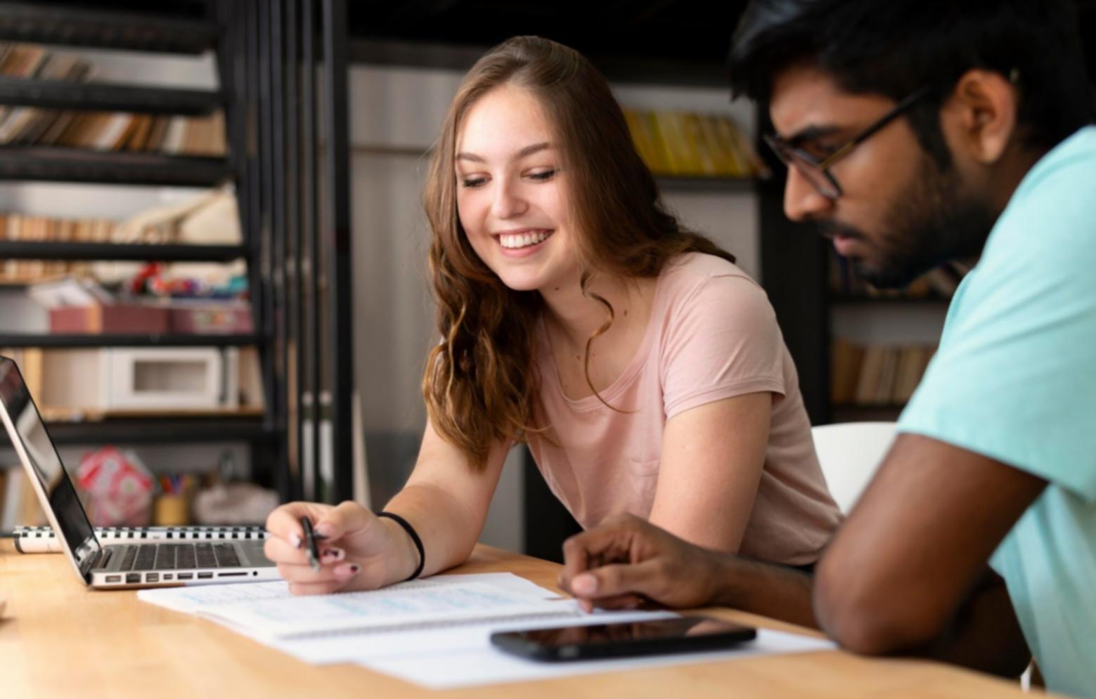 Análisis financiero profesional mostrando gráficos de rendimiento de carteras